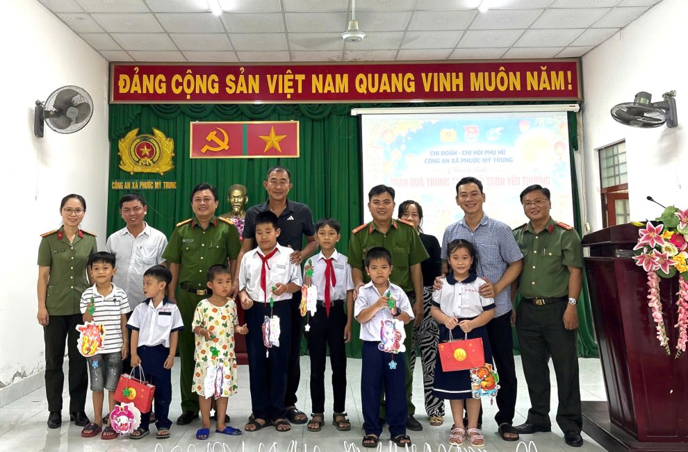 Công an xã Phước Mỹ Trung tổ chức trao quà trung thu các cháu thiếu nhi