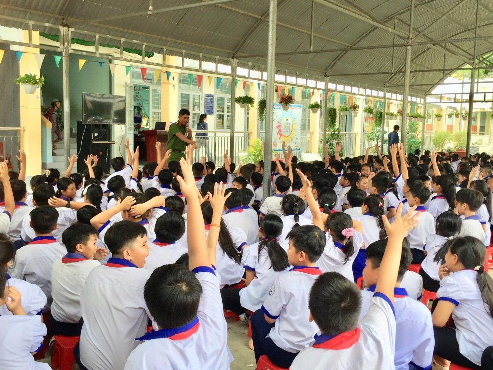Công an xã Phước Mỹ Trung tuyên truyền, phổ biến pháp luật về trật tự, an toàn giao thông