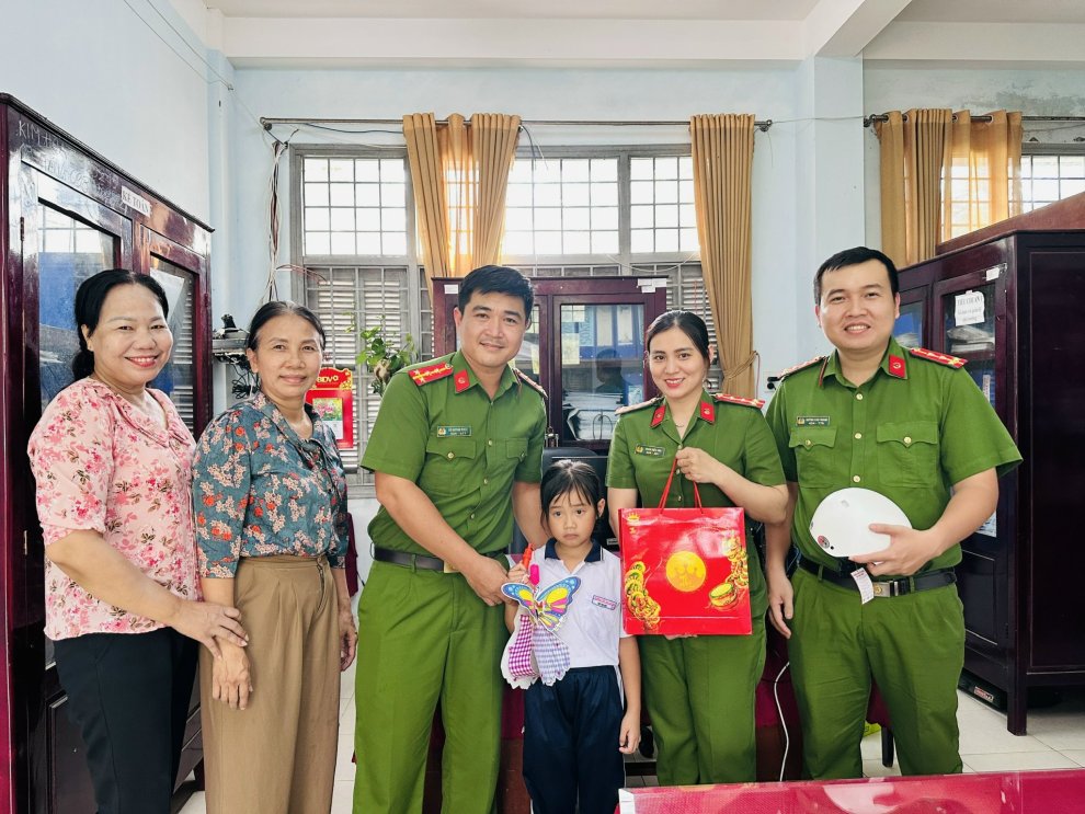 Công an phường An Hội đồng hành cùng trẻ em có hoàn cảnh khó khăn