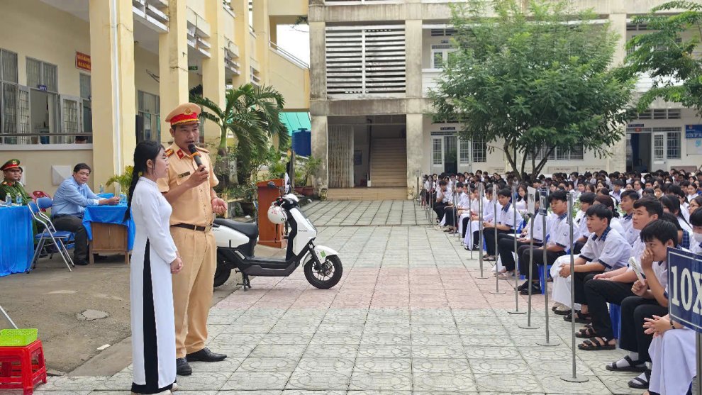 Tuyên truyền pháp luật và hướng dẫn kỹ năng lái xe an toàn tại trường học
