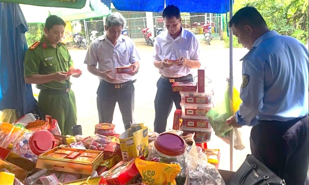 Công an xã Phú Thuận phối hợp kiểm tra vệ sinh an toàn thực phẩm