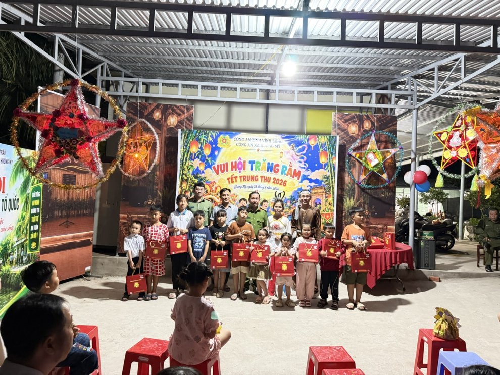 Công an xã Hương Mỹ tổ chức chương trình “Vui hội trăng rằm” cho con cán bộ, chiến sĩ