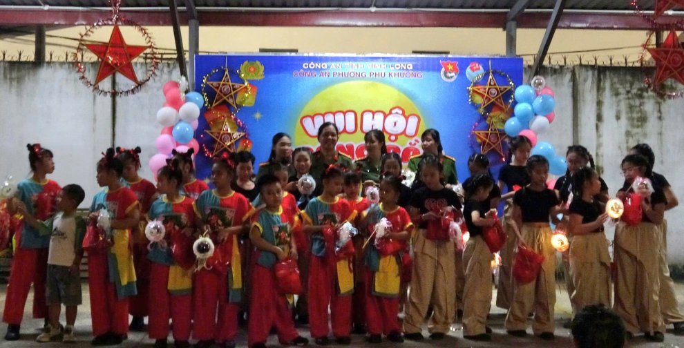 Công an phường Phú Khương tổ chức Trung thu cho con cán bộ, chiến sĩ và lực lượng tham gia bảo vệ an ninh, trật tự ở cơ sở