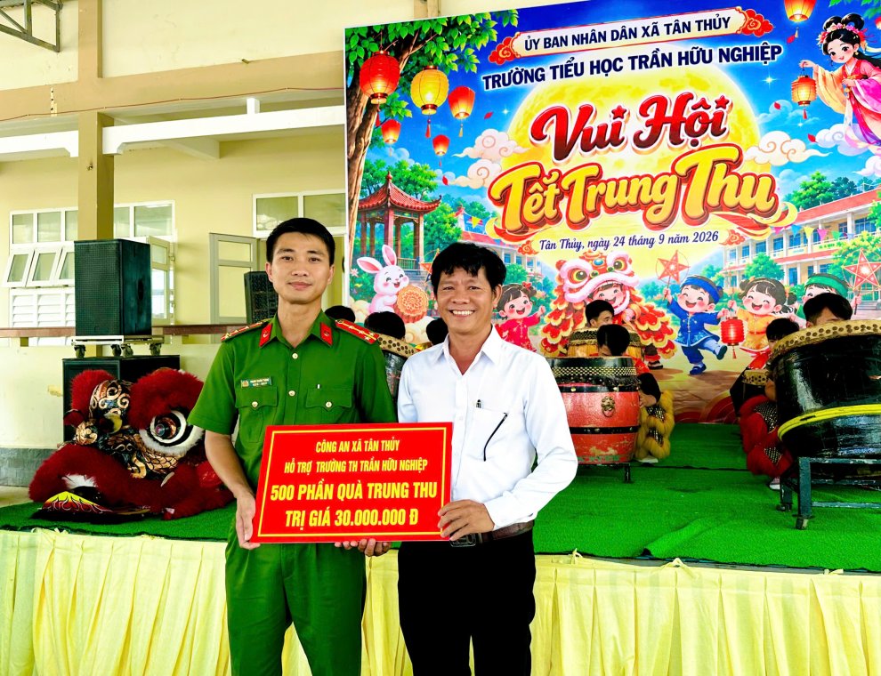 Công an xã Tân Thủy trao tặng 500 phần quà trung thu học sinh trường Tiểu học Trần Hữu Nghiệp