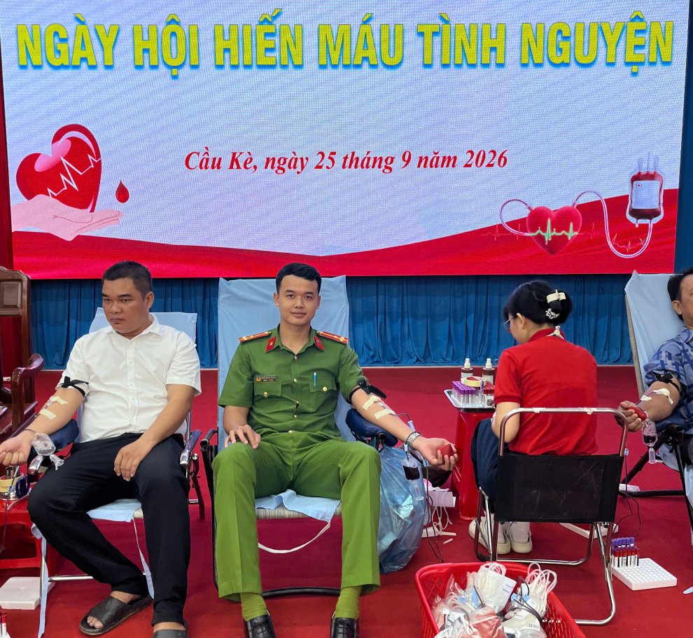 Công an xã Cầu Kè tham gia hiến máu tình nguyện