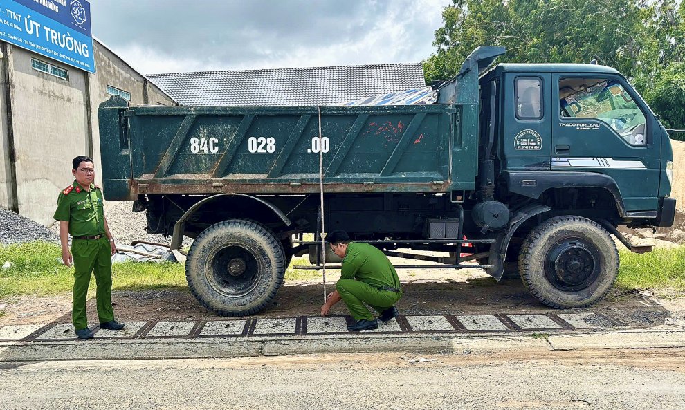 1 Cán bộ Công an xã Long Hữu rà soát phương tiện