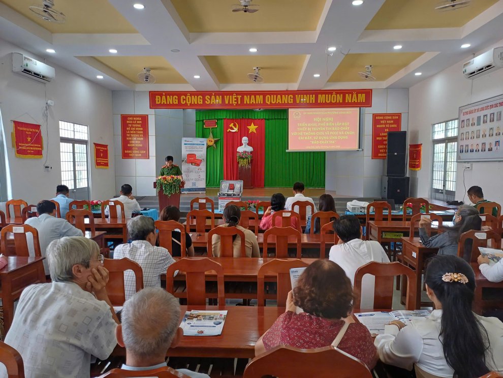 Công an phường Long Đức tổ chức triển khai, phổ biến lắp đặt thiết bị truyền tin báo cháy; ứng dụng “Báo cháy 114”