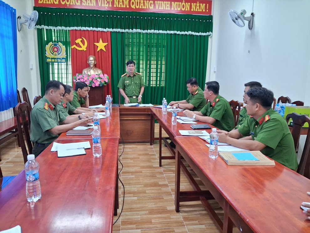 Đại tá Trần Văn Vụ làm việc với Công an xã Tân Lược về công tác phòng ngừa tội phạm, tệ nạn ma túy