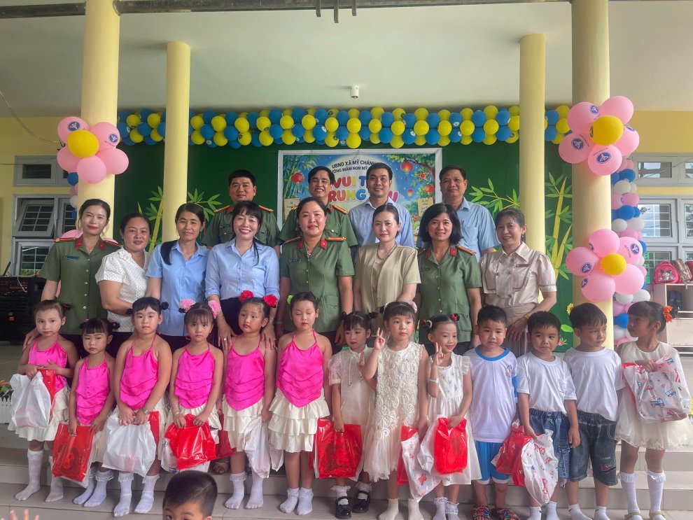 23 9 PA04 ANH 1 HOI PHU NU DOAN THANH NIEN PHOI HOP TANG QUA TRUNG THU