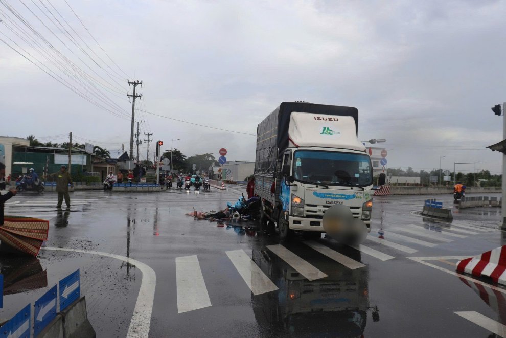 Cảnh báo nguy cơ tai nạn giao thông trên tuyến đường dẫn về cầu Rạch Miễu 2
