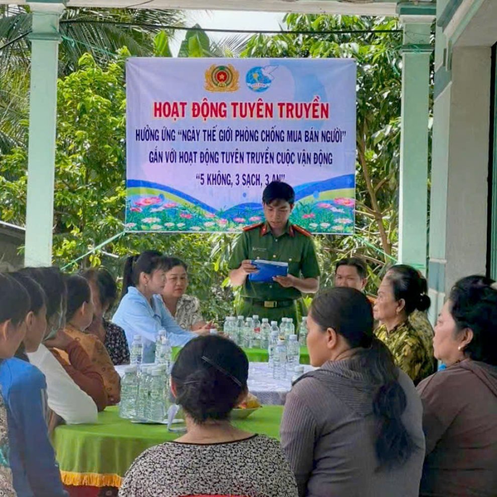 Ảnh cán bộ Công an xã tuyên truyền