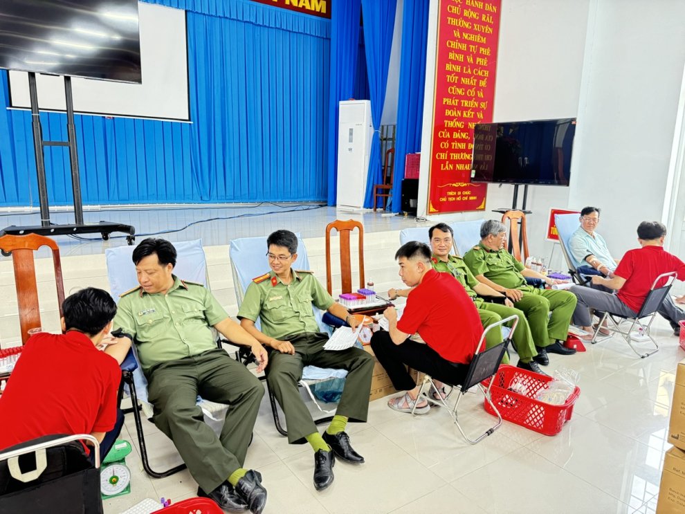 ảnh CBCS Nhị Long hiến máu