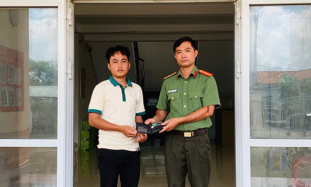 Ảnh cơ quan Công an trao trả tài sản cho người bị đánh rơi