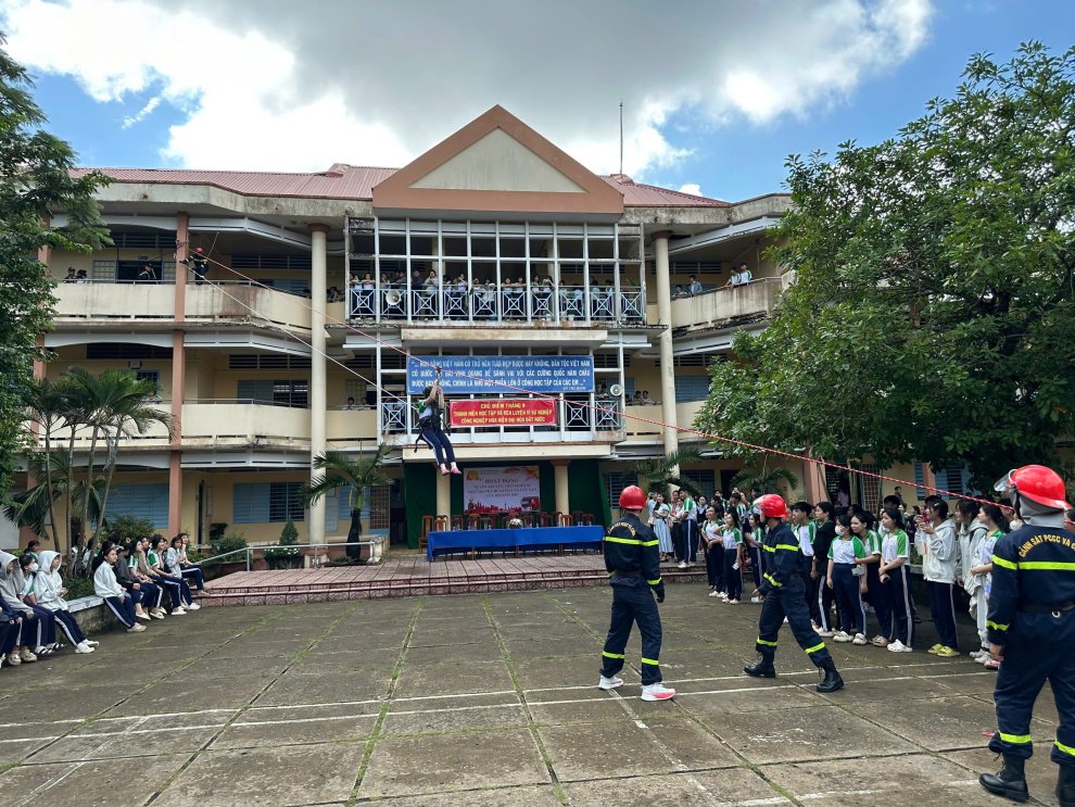 Ảnh Học sinh thực hành thoát nạn từ trên cao bằng cầu dây nghiêng