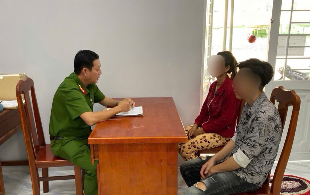 Ảnh L T T và gia đình làm việc với cơ quan Công an