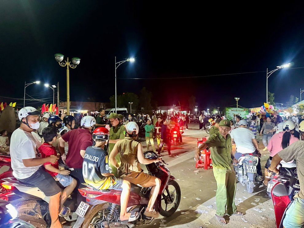 ẢNH LỰC LƯỢNG THAM GIA BẢO VỆ ANTT Ở CƠ SỞ THAM GIA ĐIỀU TIẾT GIAO THÔNG TẠI LỄ HỘI TÂN XUÂN KHƠI NGUỒN SỨC SỐNG MỚI