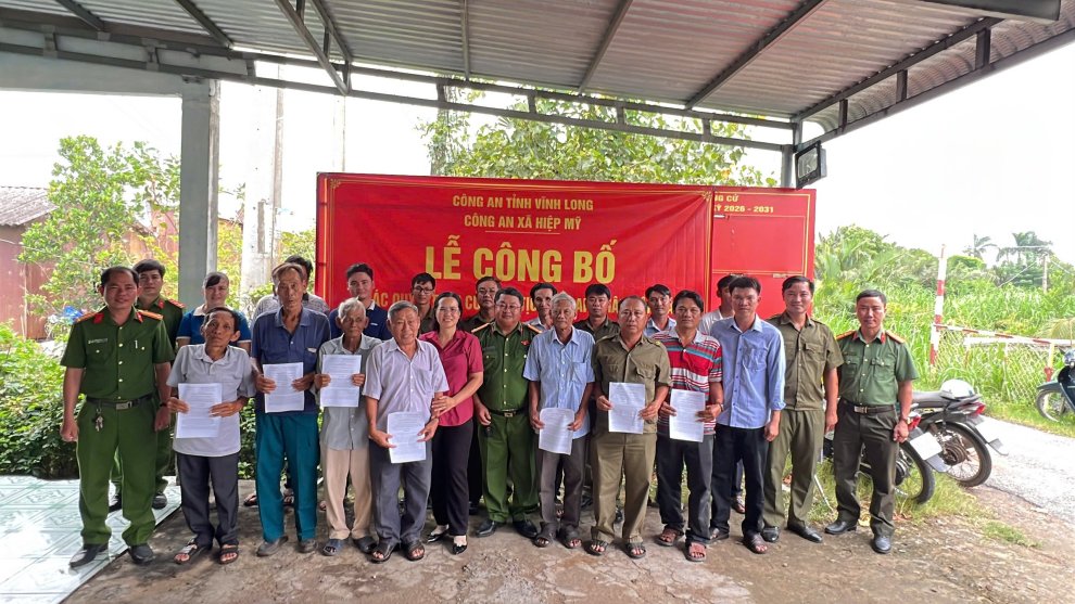 ANH DAI BIEU CHUP ANH LUU NIEM
