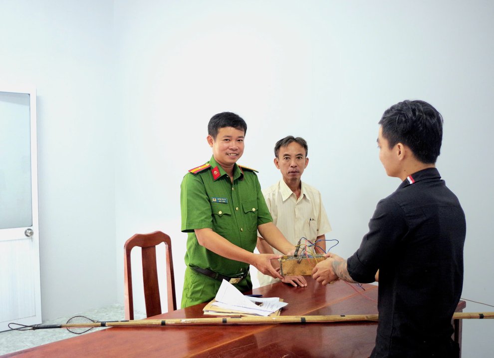 Ảnh Công dân tự nguyện giao nộp công cụ kích điện 1