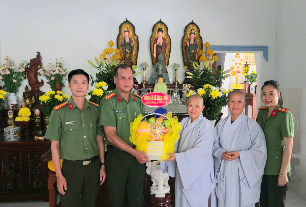 ẢNH ĐOÀN THĂM HỎI, TẶNG QUÀ LỄ VU LAN TẠI ĐẠO TRÀNG HƯƠNG LIÊN