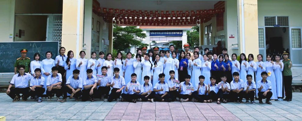 Ảnh Tổ tuyên truyền chụp ảnh lưu niệm