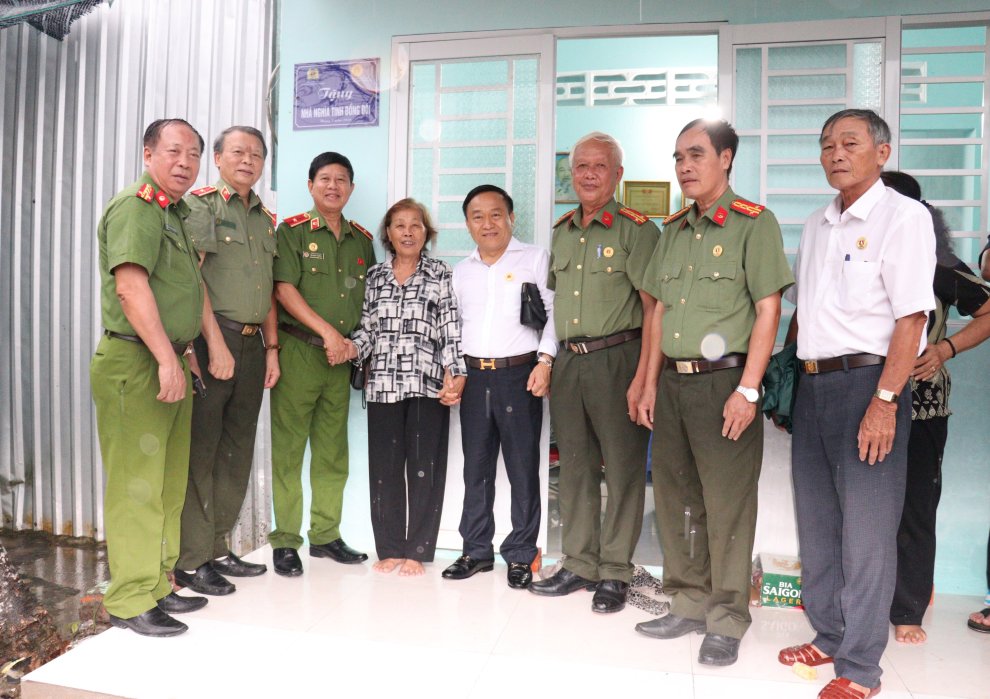 Các đại biểu chụp ảnh lưu niệm