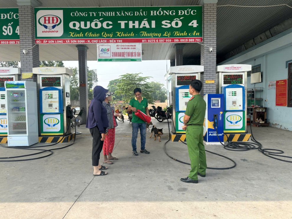 Cán bộ Cảnh sát PCCC và CNCH hướng dẫn nhân viên sử dụng bình chữa cháy