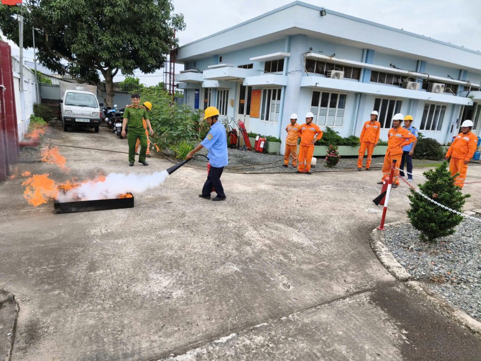 Cán bộ chữa cháy chuyên nghiệp hướng dẫn lực lượng tại chỗ cách kiểm tra và sử dụng bình chữa cháy