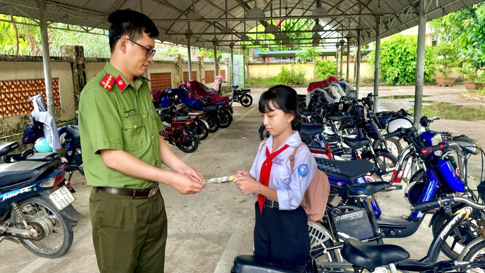 Cán bộ Công an xã Châu Hưng tuyên truyền an toàn giao thông