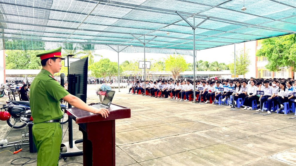 Cán bộ Công an xã Châu Hưng và học sinh Trường THPT Huỳnh Tấn Phát trong buổi tuyên truyền