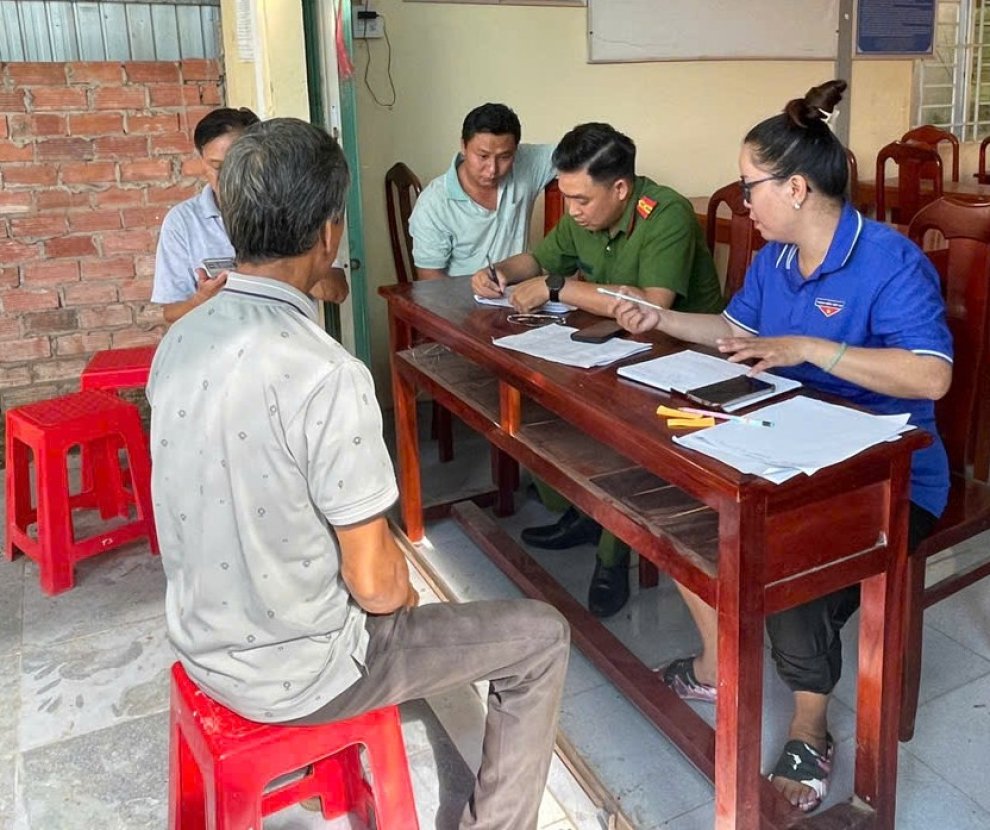 (Cán bộ Công an xã Đại An phối hợp Tổ bảo vệ an ninh trật tự và lực lượng đoàn viên thanh niên hỗ trợ người dân kích hoạt tài khoản ĐDĐT mức 2)