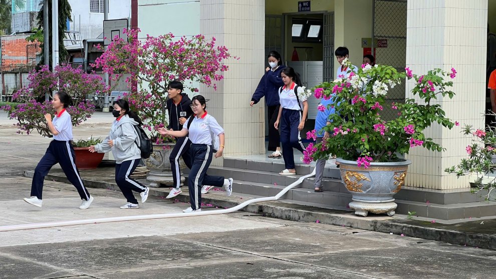 Cán bộ, giáo viên và học sinh thực hành kỹ năng thoát nạn khi xảy ra cháy