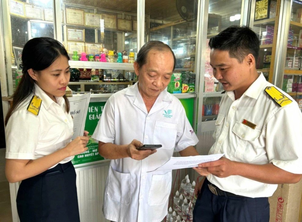 Cán bộ Thuế tỉnh Vĩnh Long hỗ trợ hộ kinh doanh chuyển đổi sang hình thức kê khai thuế ảnh Thuế Vĩnh Long