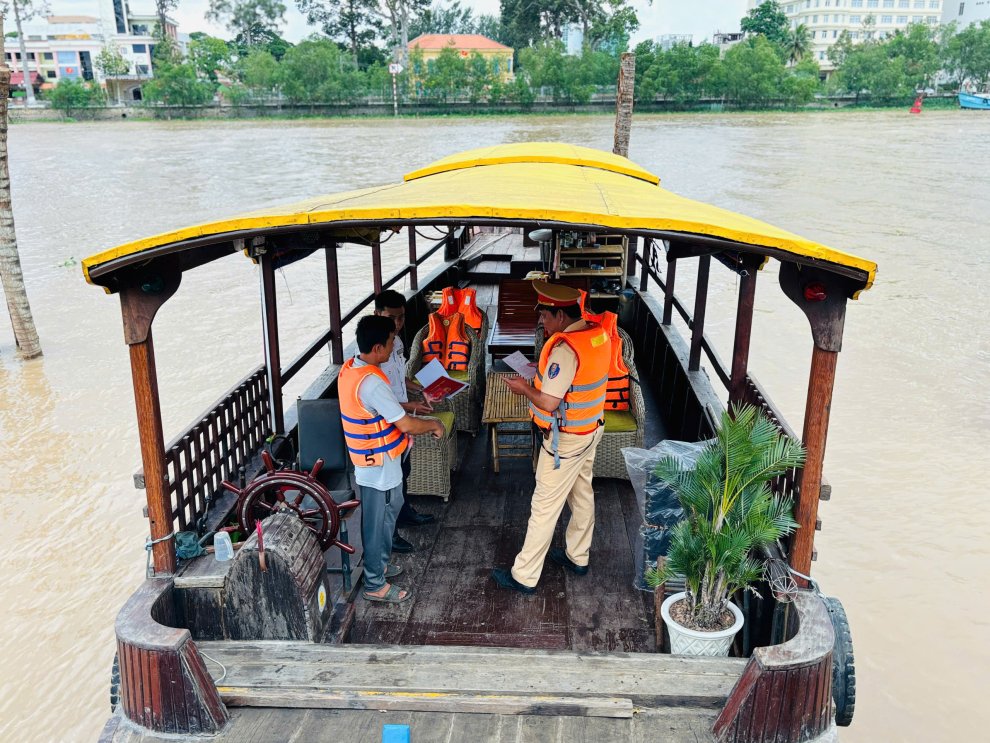Cảnh sát đường thủy kiểm tra nhắc nhở chủ tàu du lịch đảm bảo các điều kiện an toàn khi hoạt động