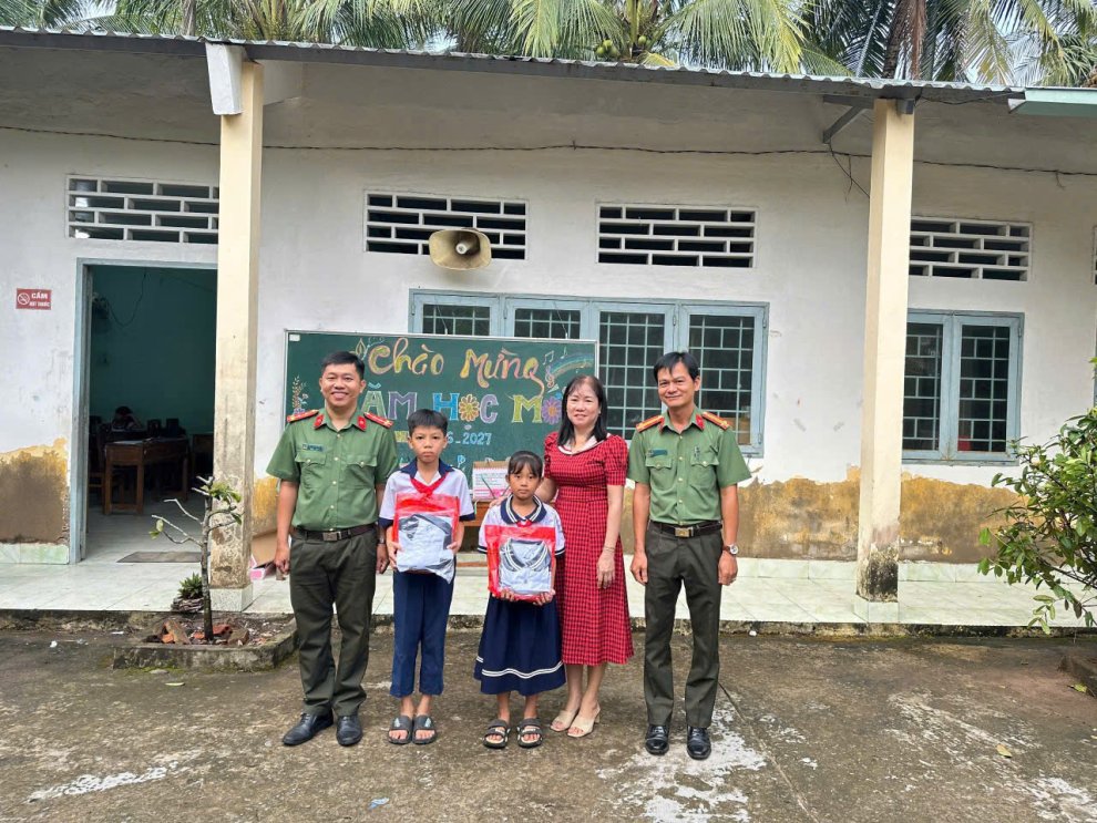 CAX Phước Long tặng quà cho học sinh khó khăn