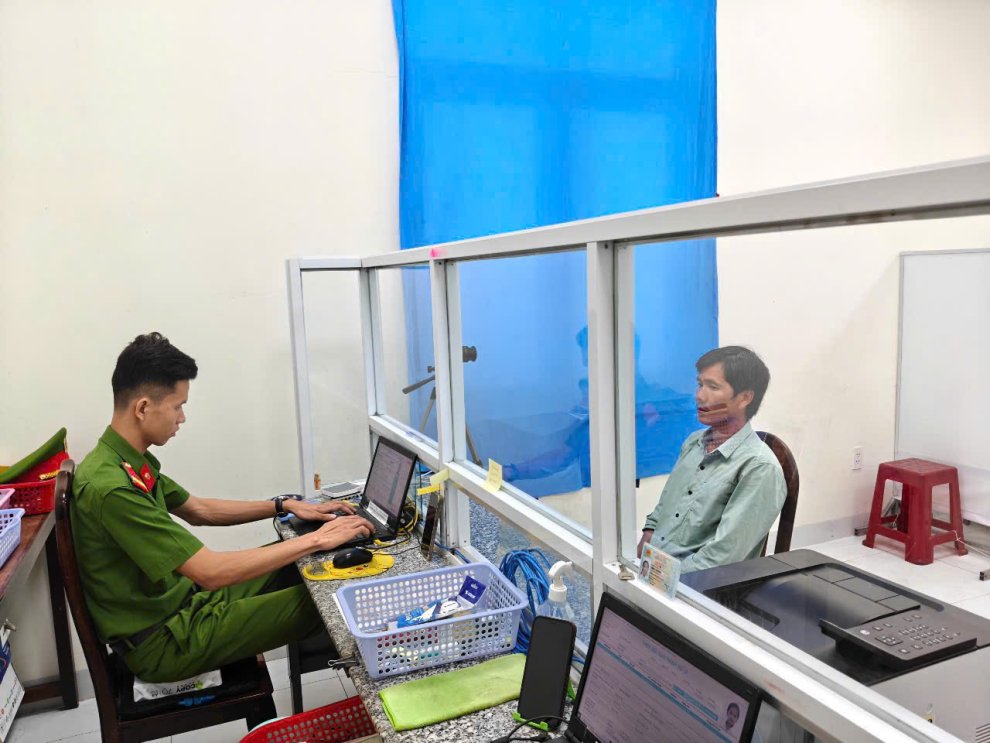 CAX tiếp nhận cấp căn cước, hồ sơ ĐDĐT mức 2 cho người dân