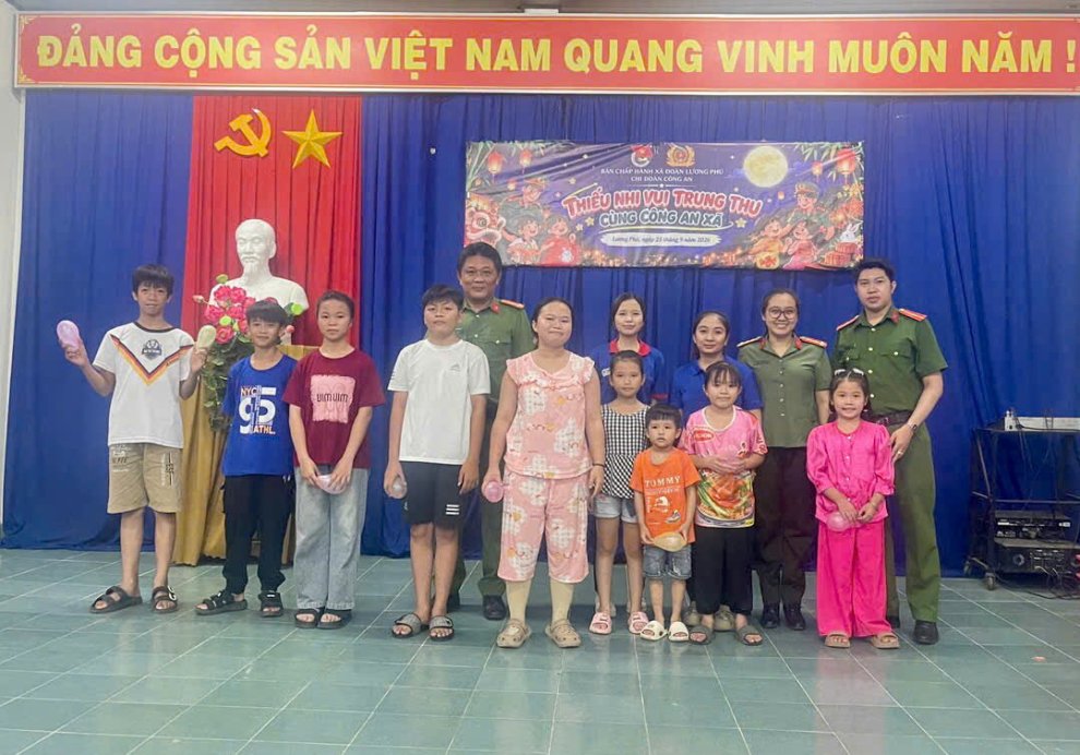 Chi đoàn Công an xã Lương Phú phát quà và chụp ảnh lưu niệm với các em thiếu nhi