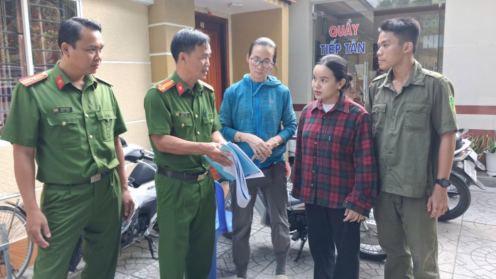Công an phường Thanh Đức hướng dẫn cơ sở lưu trú các thủ tục cần thực hiện, nhất là thủ tục lưu trú đối với người nước ngoài