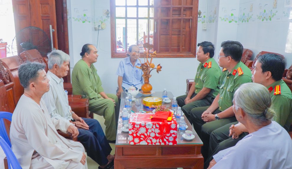 Công an tỉnh thường xuyên đến thăm hỏi (2)