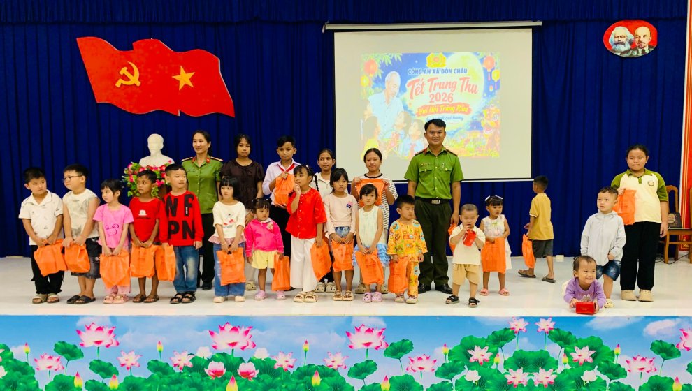 Công an xã Đôn Châu tặng quà cho các em thiếu nhi trong chương trình Vui hội trăng rằm