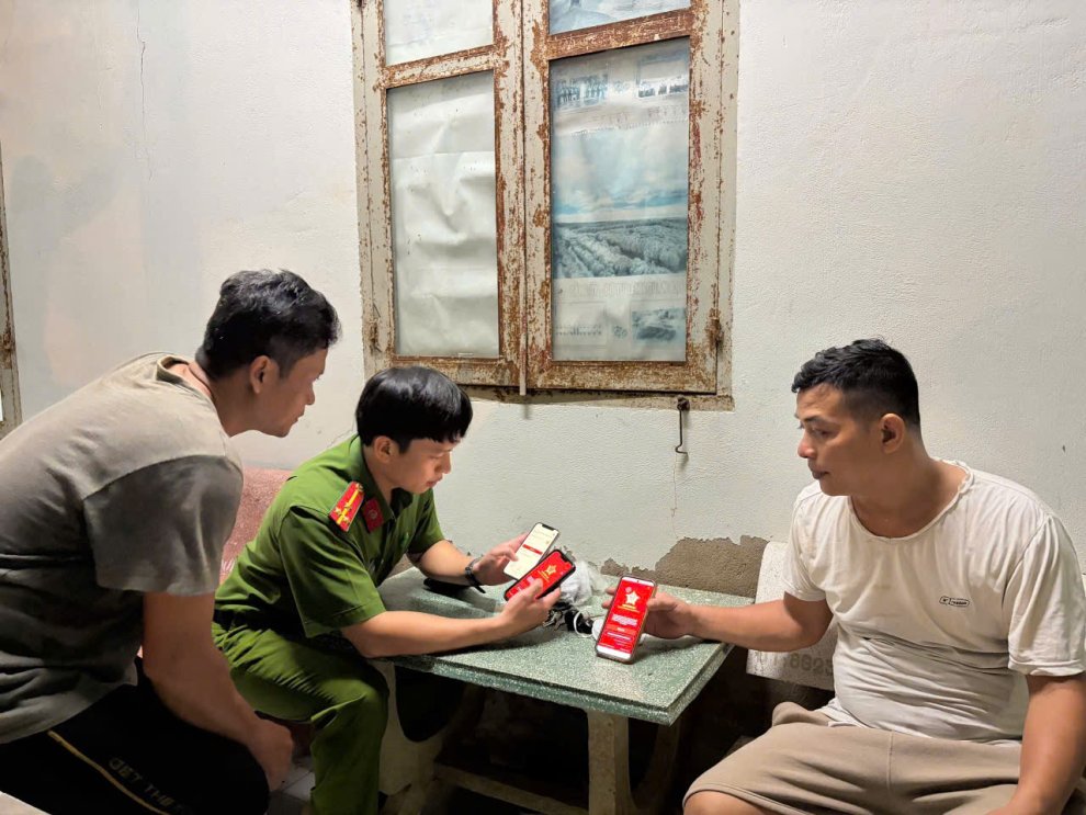 Công an xã Song Lộc đến tận nhà người dân vào ban đêm kích hoạt định danh điện tử mức độ 2