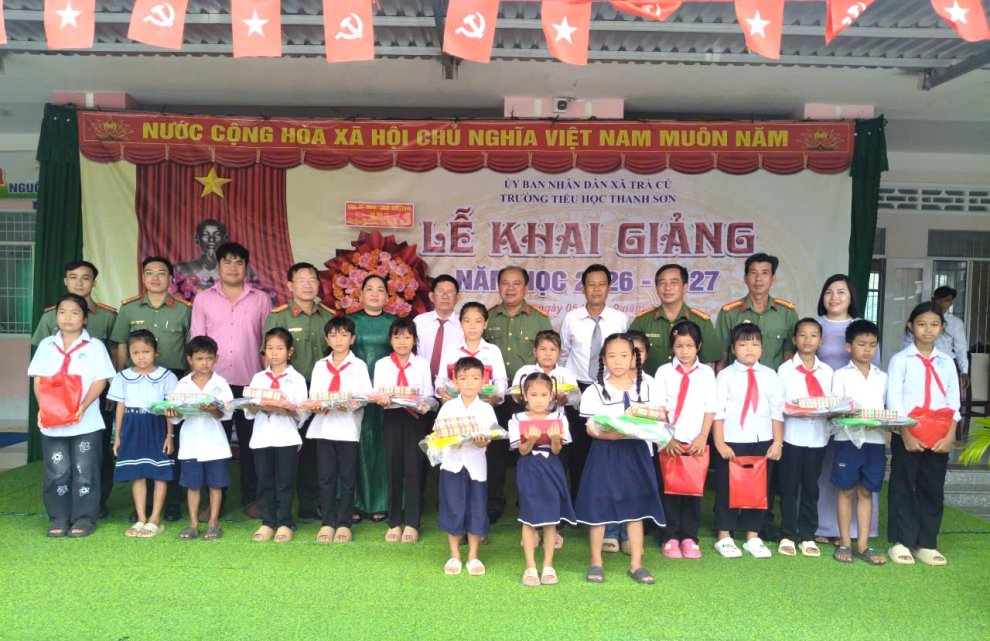 Công an xã Trà Cú và Phòng An ninh nội địa trao học bổng cho học sinh
