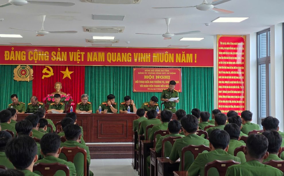 Hội nghị đối thoại giữa Đảng ủy, Ban Lãnh đạo Phòng Cảnh sát cơ động với cán bộ, chiến sĩ, đoàn viên, thanh niên năm 2026