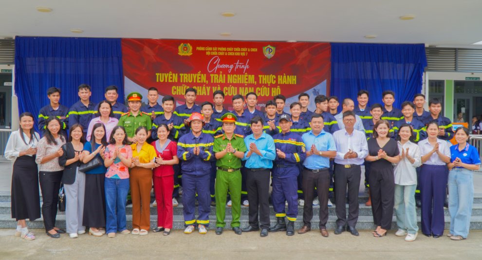 Đại biểu chụp ảnh lưu niệm