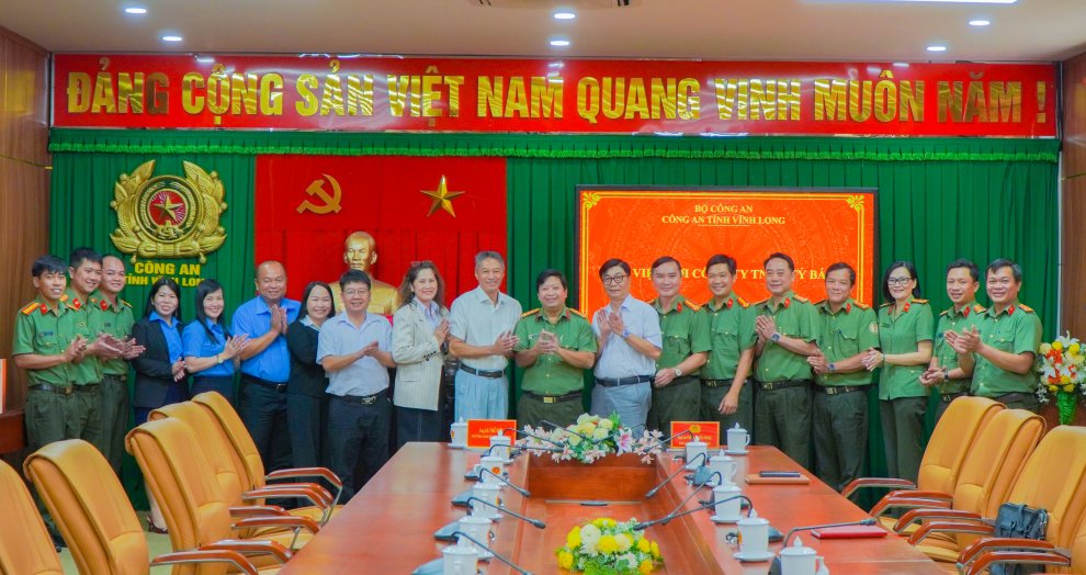 Đại biểu chụp ảnh lưu niệm