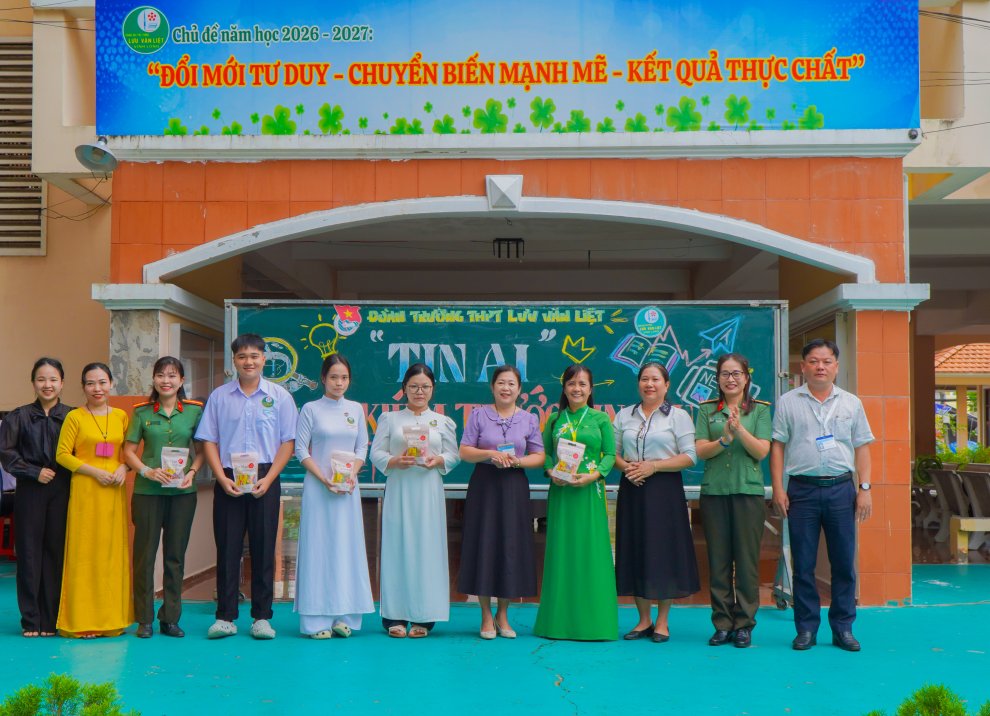 Đại biểu chụp ảnh lưu niệm