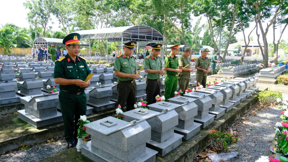 Đại biểu thắp hương 2