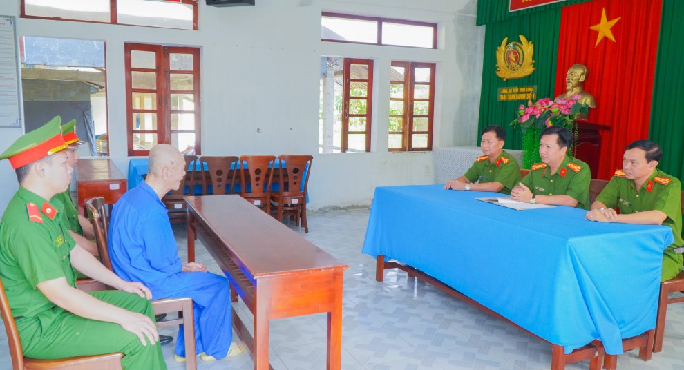 Đại tá Nguyễn Văn Hạnh lam vie c doi tuong