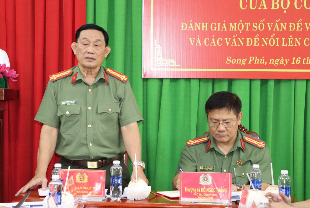 Đại tá Phan Ngọc Tính, Tỉnh ủy viên, Phó Bí thư Đảng ủy, Phó Giám đốc Công an tỉnh phát biểu tại buổi làm việ với Công an xã Song Phú