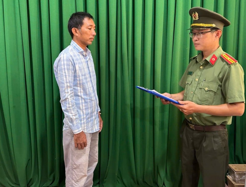Điều tra viên tống đạt QĐ KTBC