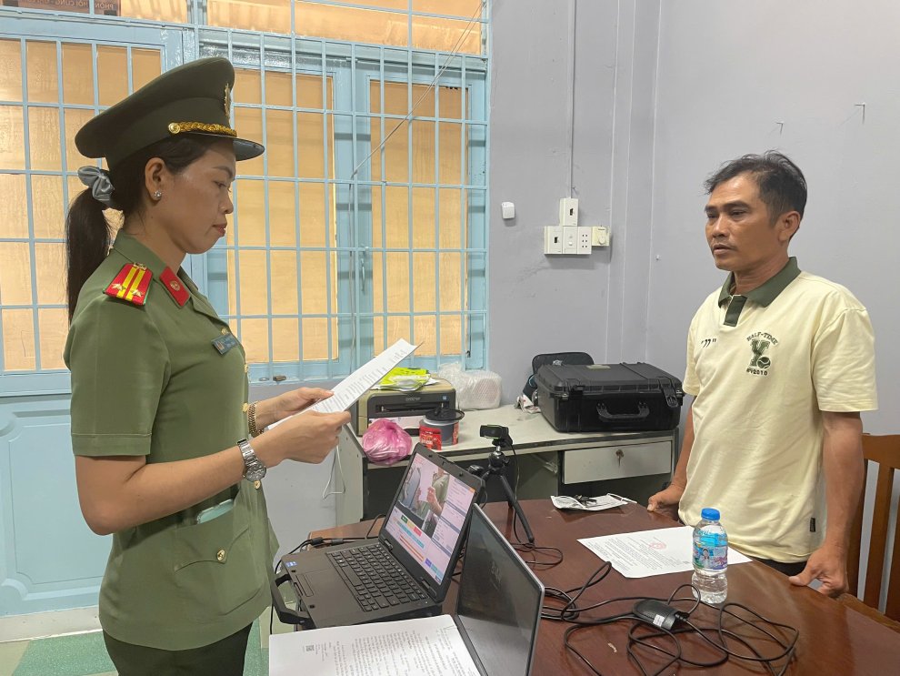 Điều tra viên tống đạt QĐ KTBC